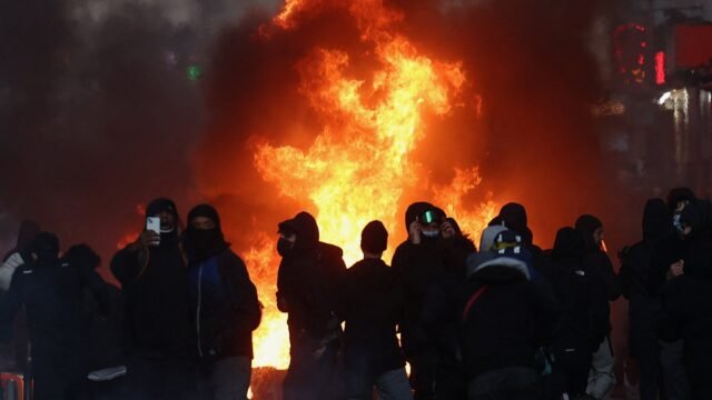 Sigue la tensión en Francia: París vivió un nuevo episodio de violencia y saqueos en torno a la plaza de la República