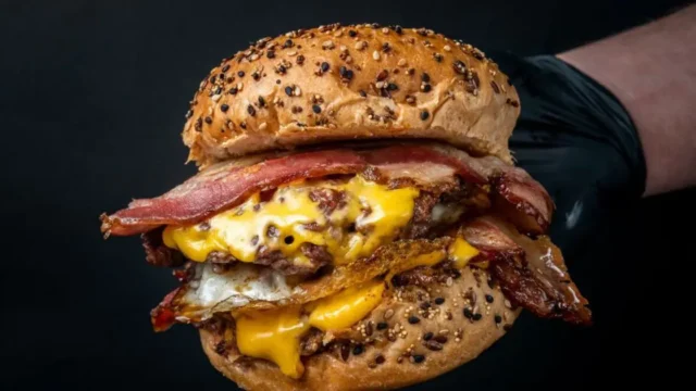 El otro rey de las hamburguesas cruza la frontera y firma un acuerdo con un gigante chileno