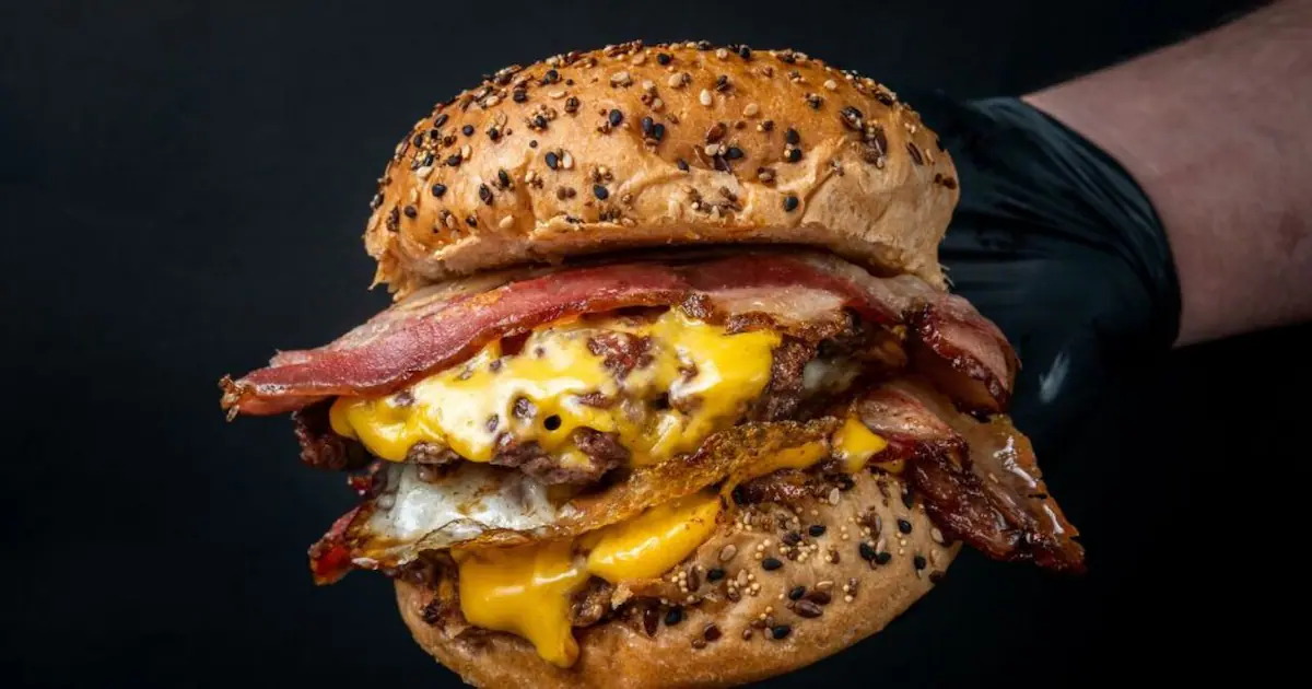 El otro rey de las hamburguesas cruza la frontera y firma un acuerdo con un gigante chileno