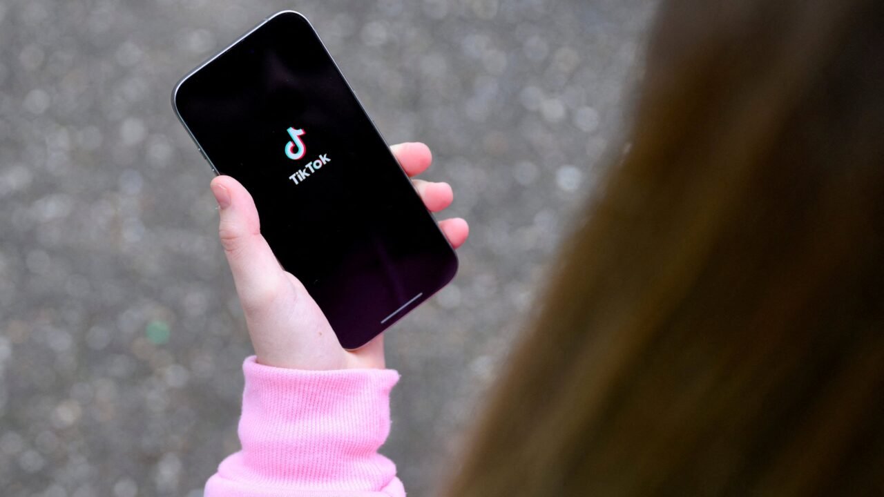 TikTok lanzó asistente con IA que permite comprarle a una marca sin salir de la aplicación