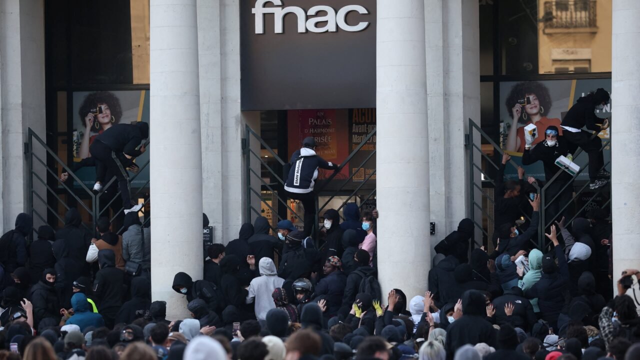 Los impactantes videos de los saqueos y disturbios que sacudieron a Francia