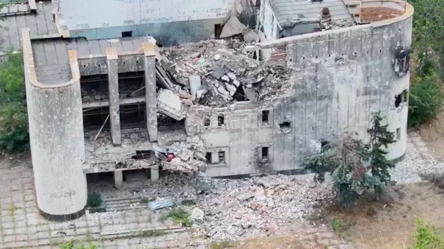 Rusia y Ucrania sostienen el alto el fuego impulsado por Washington en una localidad devastada