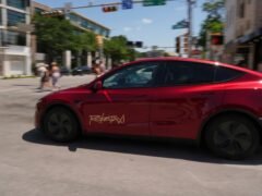Tesla venderá su robotaxi sin volante a terceros antes de fin de año pese a una investigación federal