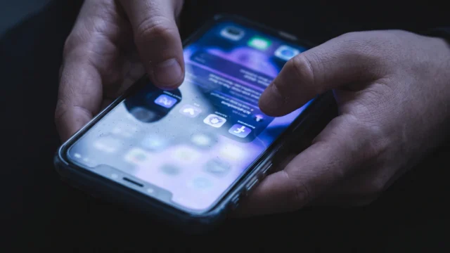 Cómo saber qué aplicaciones usan el micrófono del celular y bloquear los permisos que no necesitan