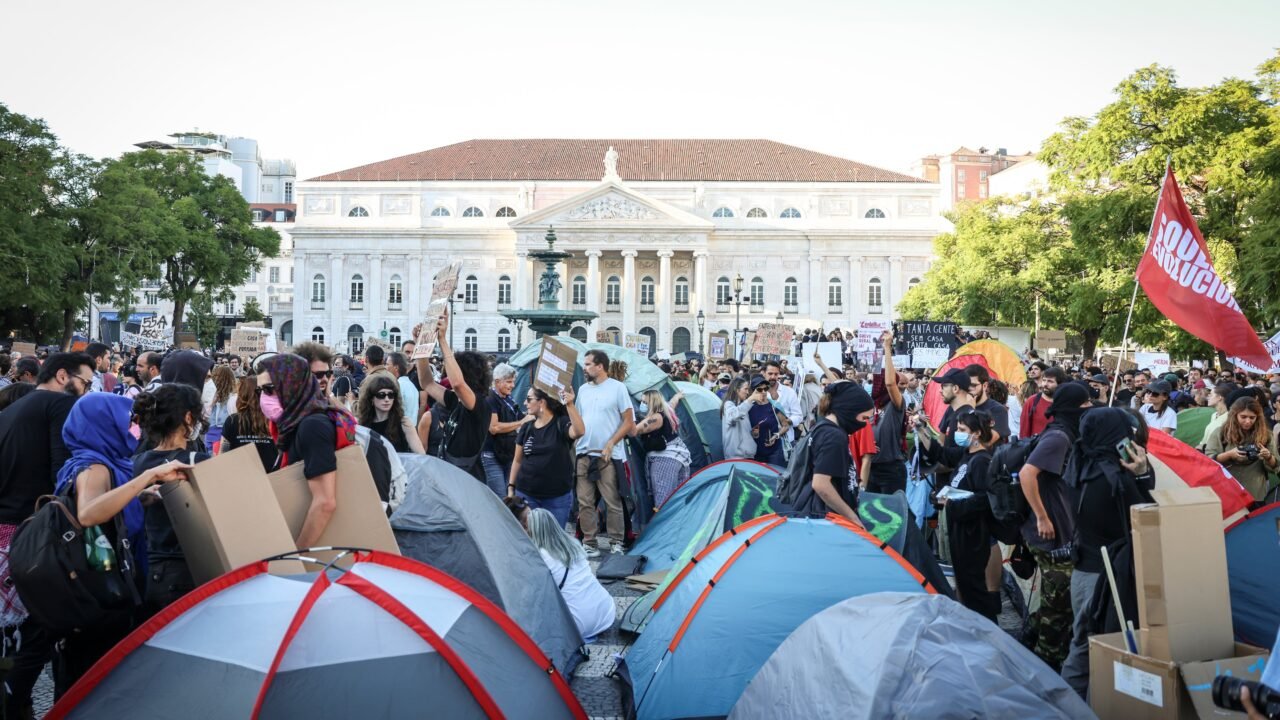 Los manifestantes por la crisis de vivienda en Portugal desafían al Gobierno y volverán a acampar en Lisboa