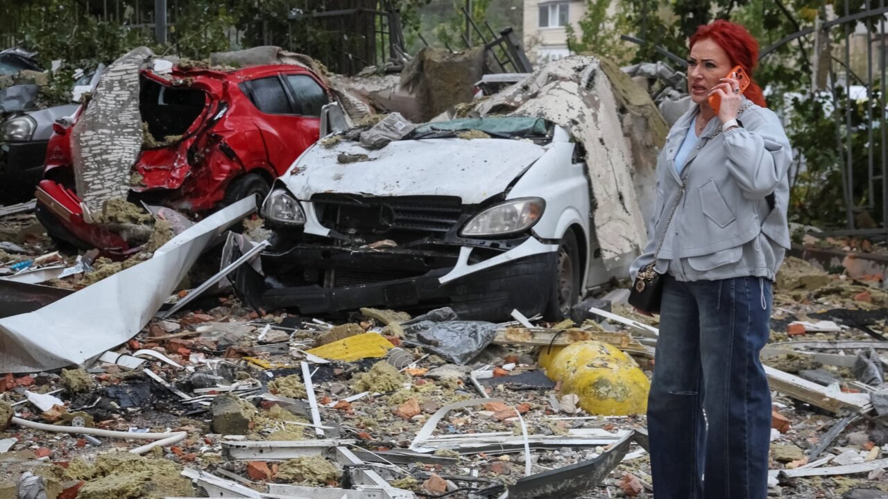 Al menos dos muertos en Kiev tras el impacto de un dron ruso contra un edificio residencial