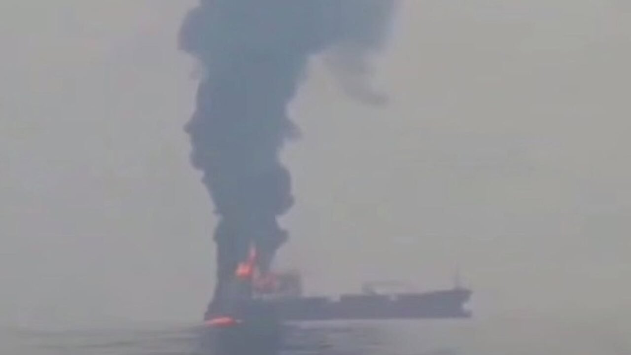 El régimen de Irán informó que otro superpetrolero se incendió tras chocar con una mina marítima mientras transitaba por Ormuz