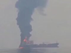 El régimen de Irán informó que otro superpetrolero se incendió tras chocar con una mina marítima mientras transitaba por Ormuz