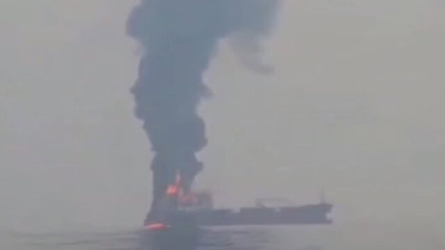 El régimen de Irán informó que otro superpetrolero se incendió tras chocar con una mina marítima mientras transitaba por Ormuz