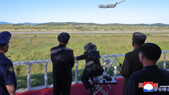 El dictador norcoreano Kim Jong-un ordenó a su Ejército una rápida expansión de la tecnología de drones en plena tensión con Seúl