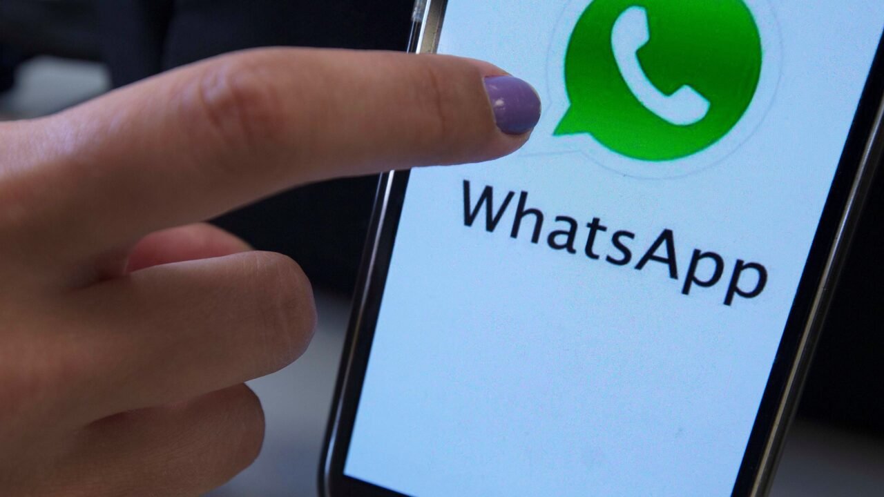 Cómo encontrar la papelera de WhatsApp y recuperar almacenamiento en un celular Android
