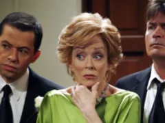 Holland Taylor cuestiona el salario que recibió en ‘Two and a Half Men’: “Nunca me dieron un aumento”