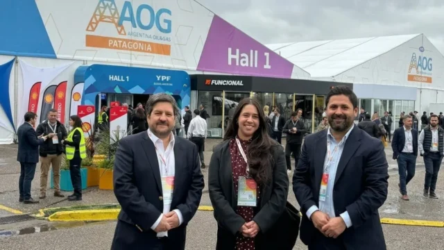 Vaca Muerta mira al Pacífico: Puerto Coronel explora negocios en la mayor feria petrolera de Argentina