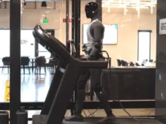 Nueve días caminando sin parar: así fue la prueba extrema de un robot humanoide para demostrar su resistencia