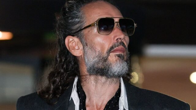 El desgarrador testimonio de una mujer que acusa a Russell Brand de violación: «No tenía adónde huir, es un hombre grande»