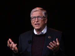 Bill Gates advirtió sobre el futuro y la IA: “tendremos robots que pueden construir casas, cultivar alimentos, realizar cirugías”
