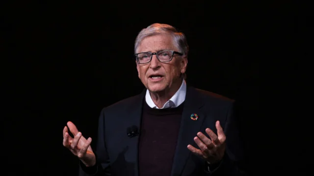 Bill Gates advirtió sobre el futuro y la IA: “tendremos robots que pueden construir casas, cultivar alimentos, realizar cirugías”