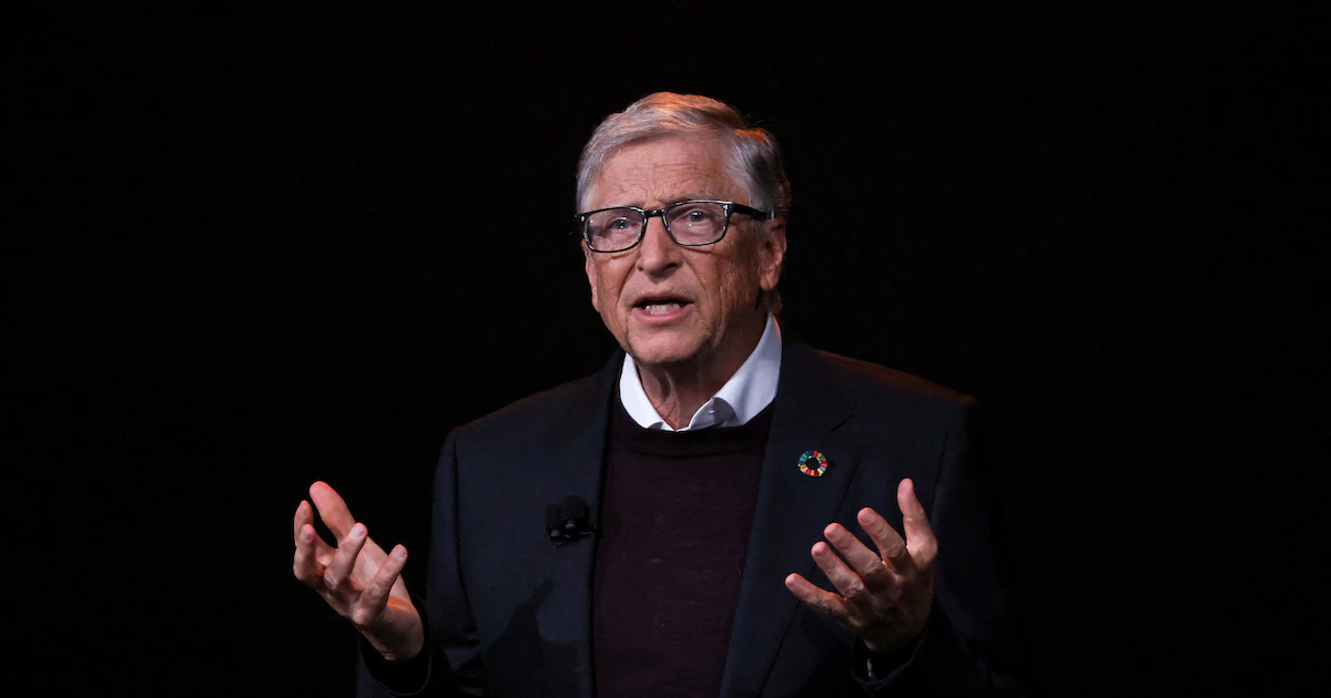Bill Gates advirtió sobre el futuro y la IA: “tendremos robots que pueden construir casas, cultivar alimentos, realizar cirugías”