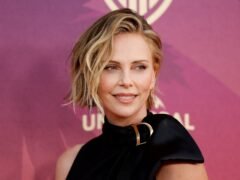“Creo que siempre me gustaron las prendas más masculinas”: Charlize Theron redefine su estilo