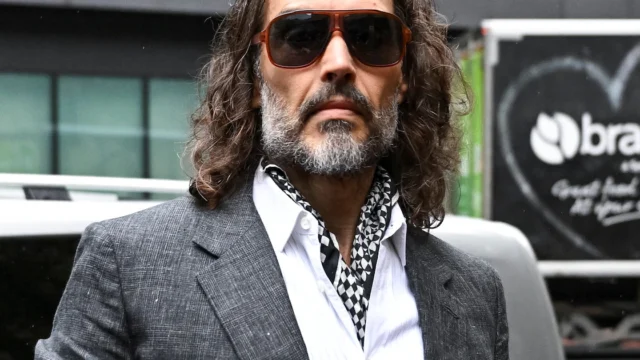 Giro en el juicio contra Russell Brand: el juez modifica uno de los siete cargos en su contra