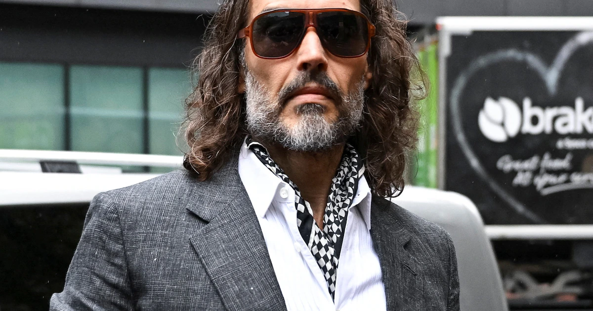 Giro en el juicio contra Russell Brand: el juez modifica uno de los siete cargos en su contra
