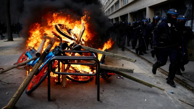 Francia debate un proyecto para endurecer las penas por disturbios y habilitar el bloqueo de redes sociales que inciten a la violencia