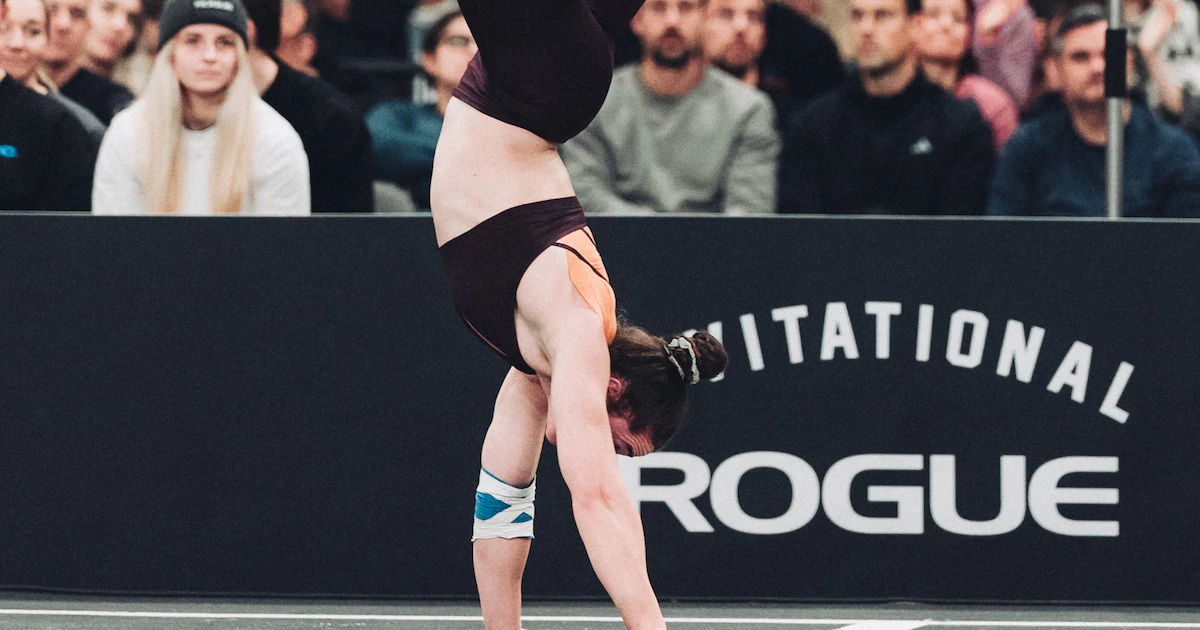A pura fuerza y equilibrio: la insólita carrera de parada de manos que sorprendió en una competencia de CrossFit en Escocia