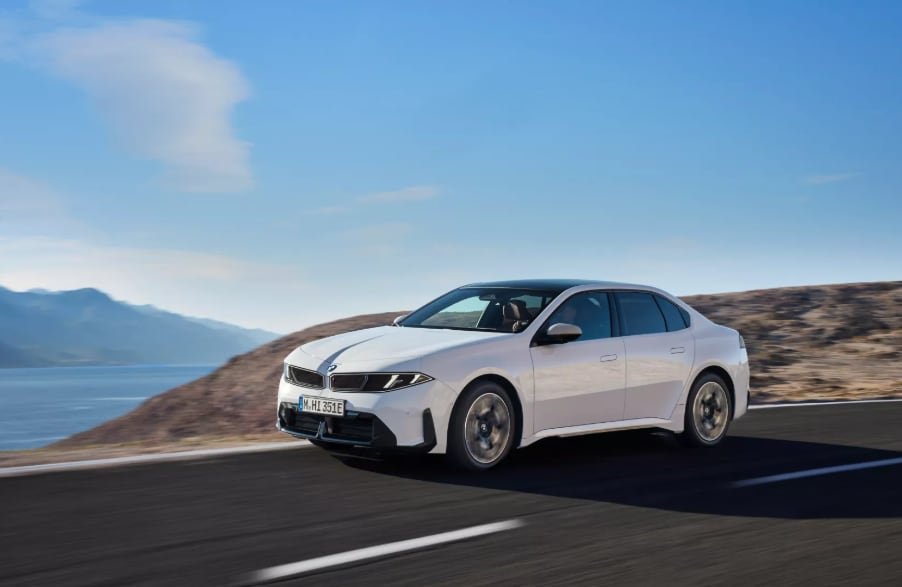 BMW vendió el mismo auto en dos versiones y la eléctrica salió 4.400 dólares más barata