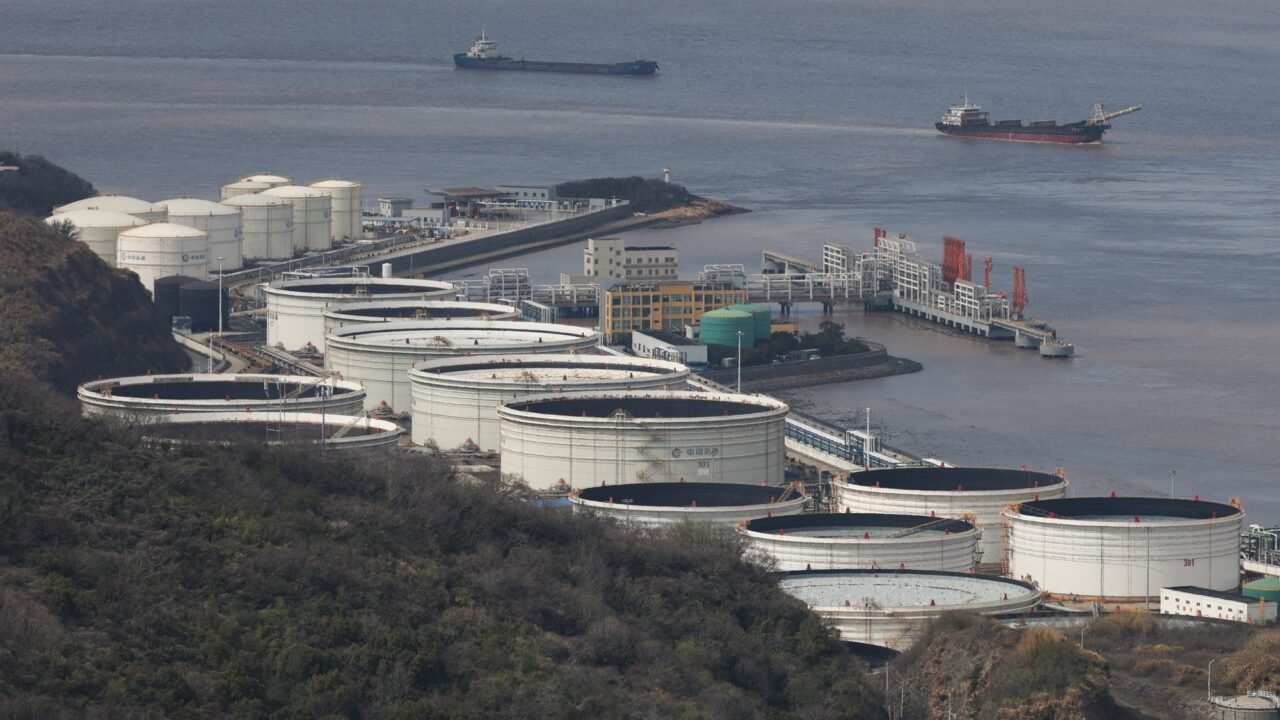 El petróleo cerró plano pese a la liberación de reservas acordada por el G7