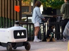 Bloquear robots que hacen domicilios puede llevarte a la cárcel: el caso de Uber Eats