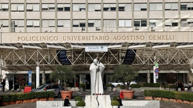 Tras la cirugía, el papa León XIV celebró una misa en el hospital Gemelli