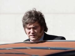 A un año de la elección: el rechazo a Milei es alto, pero sigue unos puntos arriba en intención de voto