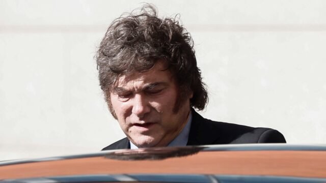 A un año de la elección: el rechazo a Milei es alto, pero sigue unos puntos arriba en intención de voto