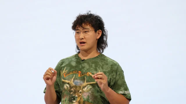 Quién es Alexandr Wang, el joven prodigio de IA en Meta considerado sucesor de Mark Zuckerberg