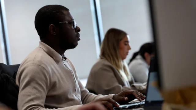Goldman Sachs prevé que la IA desplace a uno de cada once trabajadores en Estados Unidos