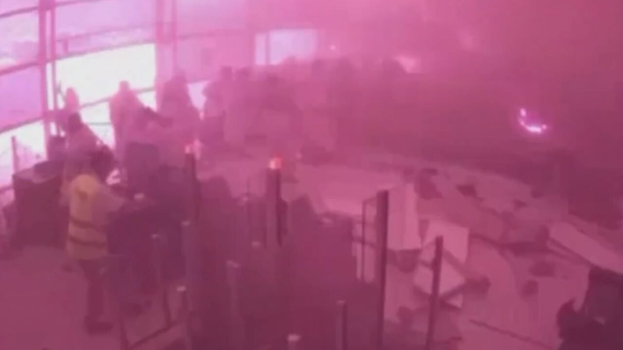 Las impactantes imágenes del ataque de los hutíes contra el aeropuerto de Riad que dejó 12 muertos y más de 300 heridos