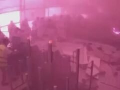 Las impactantes imágenes del ataque de los hutíes contra el aeropuerto de Riad que dejó 12 muertos y más de 300 heridos