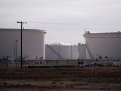 Los precios del petróleo caen tras el anuncio de liberación acelerada de reservas estratégicas