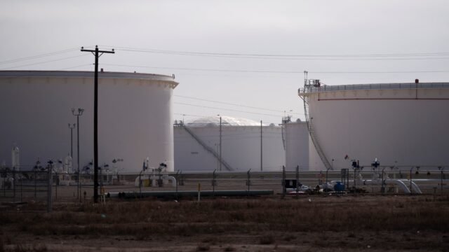 Los precios del petróleo caen tras el anuncio de liberación acelerada de reservas estratégicas