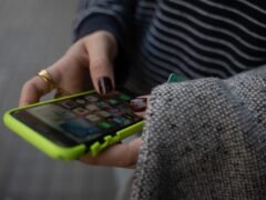 Aplicaciones desconocidas y batería baja: señales de que te pueden estar espiando por la cámara del celular