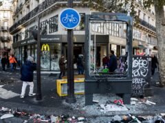 Francia impone toques de queda parciales tras un fin de semana de saqueos masivos y casi 2.400 detenidos