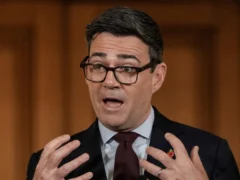 El Gobierno de Burnham presenta su primer presupuesto en Reino Unido en medio de presiones por la inflación, la deuda y el gasto militar