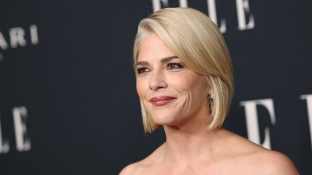 Selma Blair revela que recurrió al alcohol para aliviar los síntomas de la esclerosis múltiple