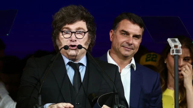 Especulaciones, ajustes y cautela: cómo le impactó al Gobierno el caso Bolsonaro local e internacionalmente