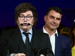 Vértigo en el Gobierno: la clave secreta del Operativo Bolsonaro, las reuniones por las PASO y la espera al Papa