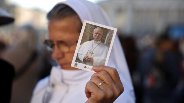 El cardenal Tagle presidió la misa ante una multitud en el Vaticano mientras se reza por la salud de León XIV