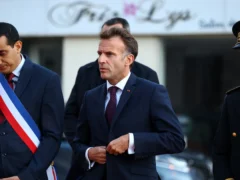 Emmanuel Macron calificó el tiroteo cerca de París como un “punto de inflexión” para Francia