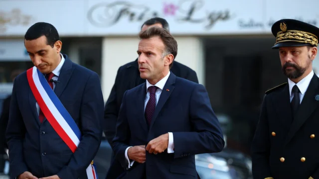 Emmanuel Macron calificó el tiroteo cerca de París como un “punto de inflexión” para Francia