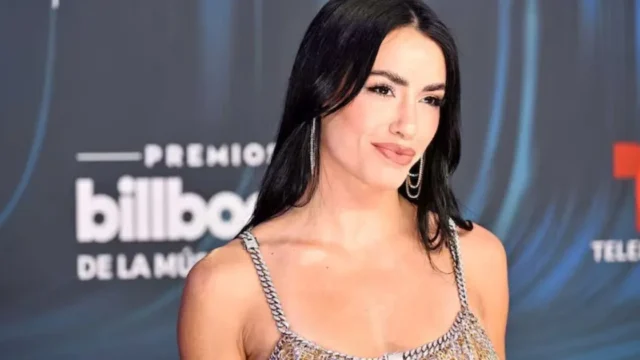 Lali sorprendió en los Premios Billboard Latinos con un minivestido de cadenas y cristales Swarovski