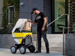 Demandan a robots repartidores de comida por escanear rostros y cuerpos sin permiso